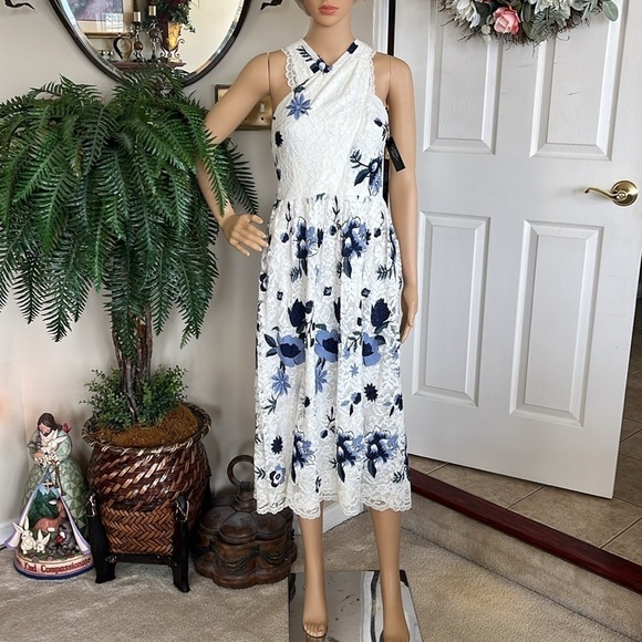 Brand New Tahari Cream Lace Dress w/ Embroidered Flowers Cris Cross Floral - Picture 16 of 16